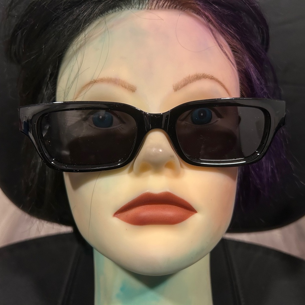 Chic Black Rectangular Sunglasses - image 6